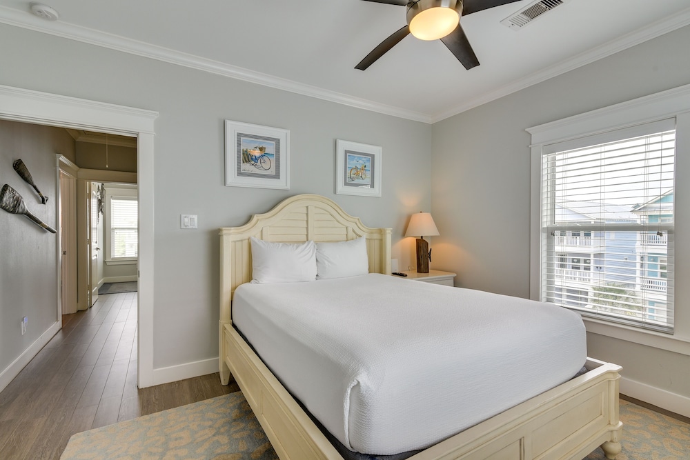 Walk to Ocean: Beach House w/ 2 Decks in Galveston