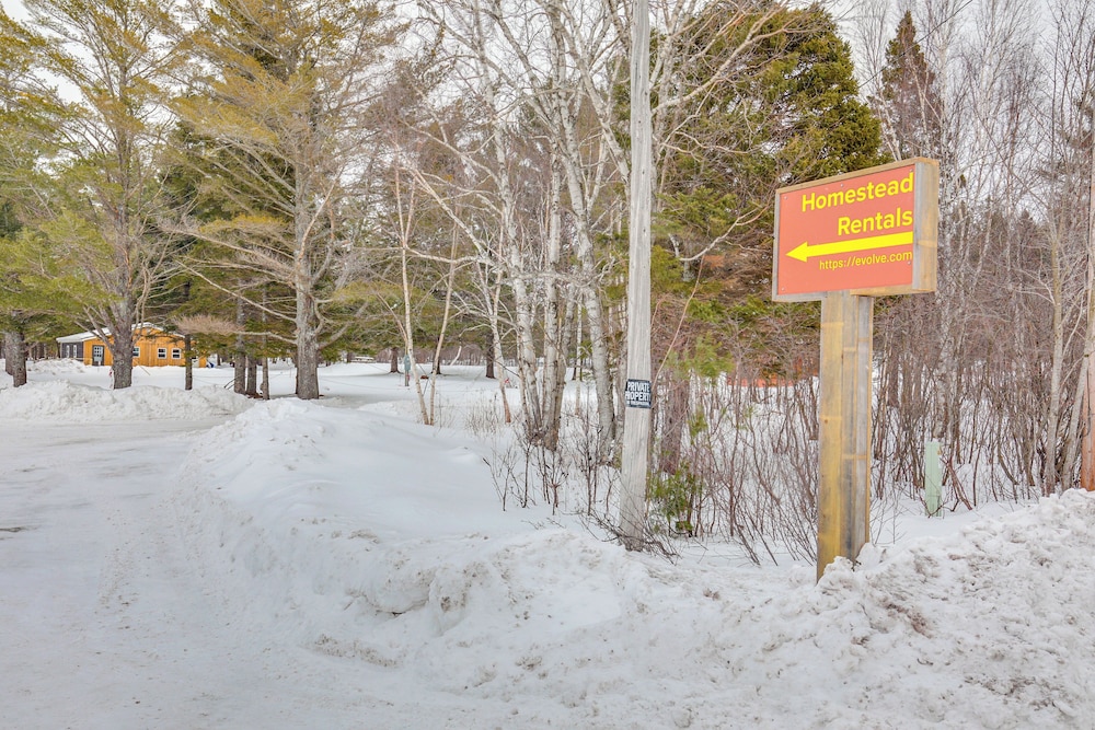 2 Ponds & Trail Access: Peaceful Cabin in Calumet!