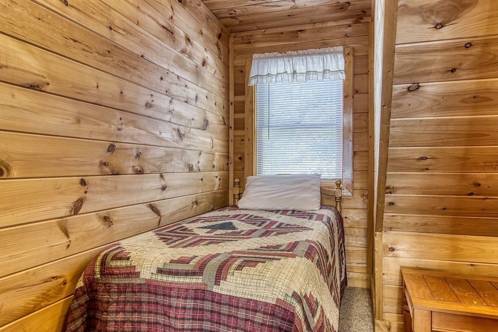 Morning Mist - Beautiful Cabin In The Arts & Crafts Community 2 Bedroom Cabin by Redawning view 3