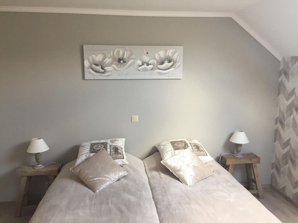 Farmhouse by Lake Coo With Jacuzzi