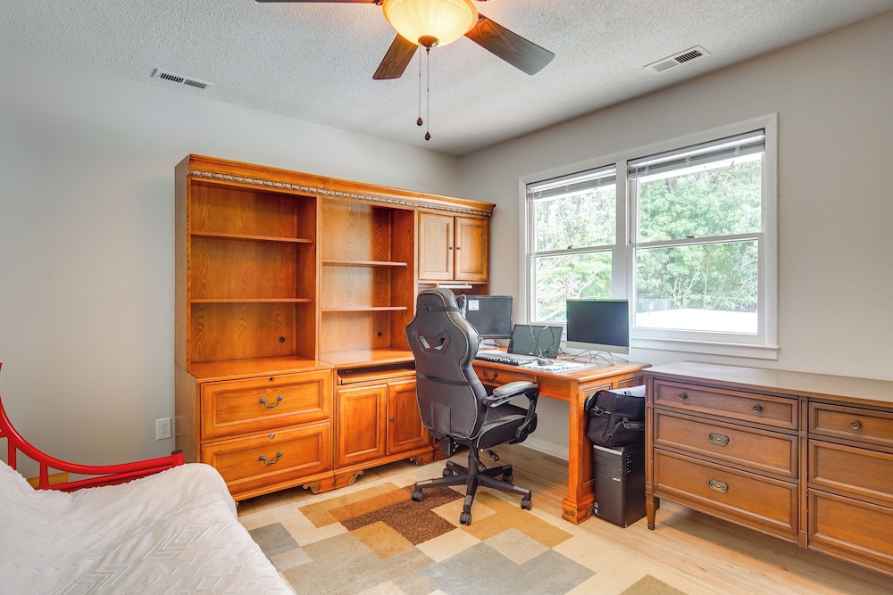 Pool & Game Room: Family Retreat in Fayetteville