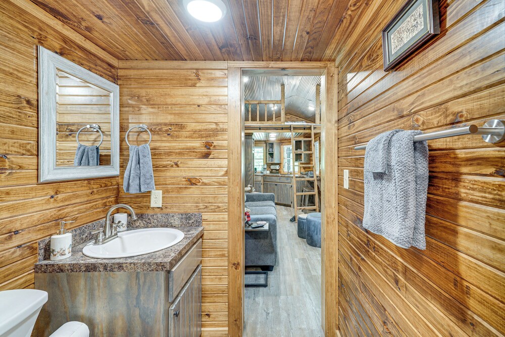 Couples Cabin in Broken Bow ~ 5 Mi to Downtown!