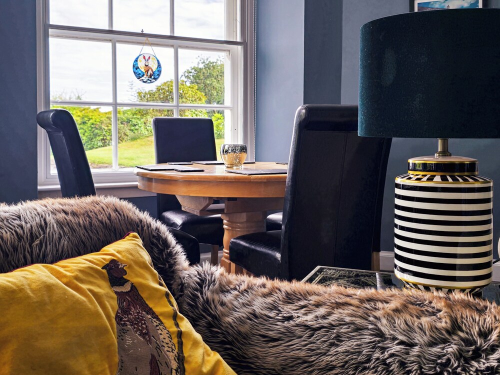 2 Bed House - Sleeps 4 - Pets - Parking - Wifi