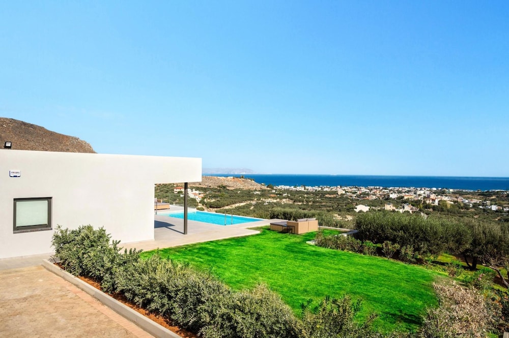Villa Kamelia With Pool