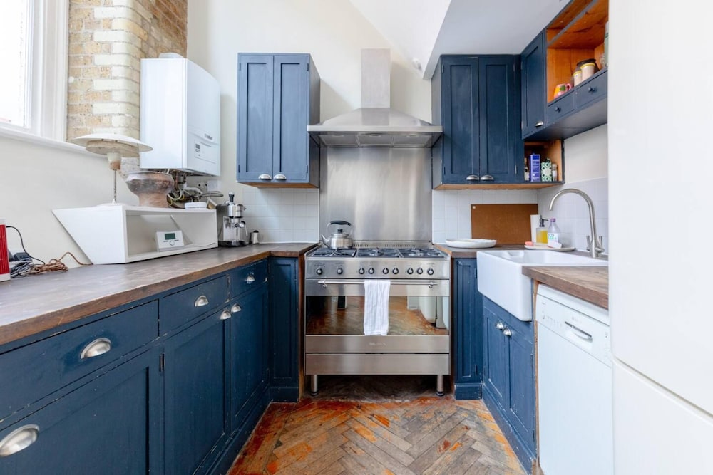 Tastefully Curated Mezzanine Studio Flat Hackney!