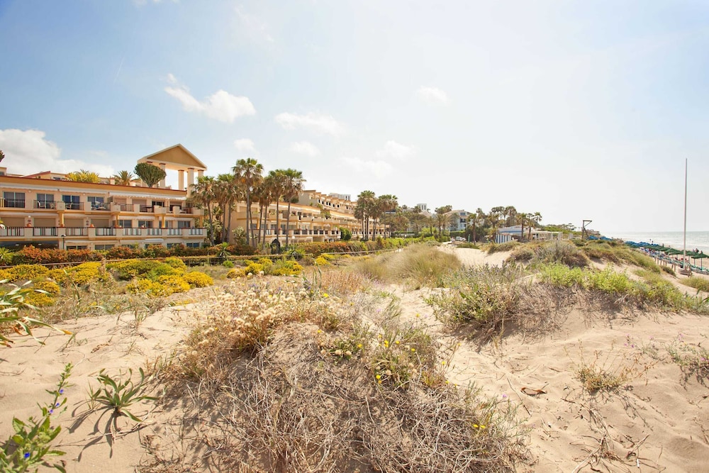 Beachside Apartment With Shared Pool