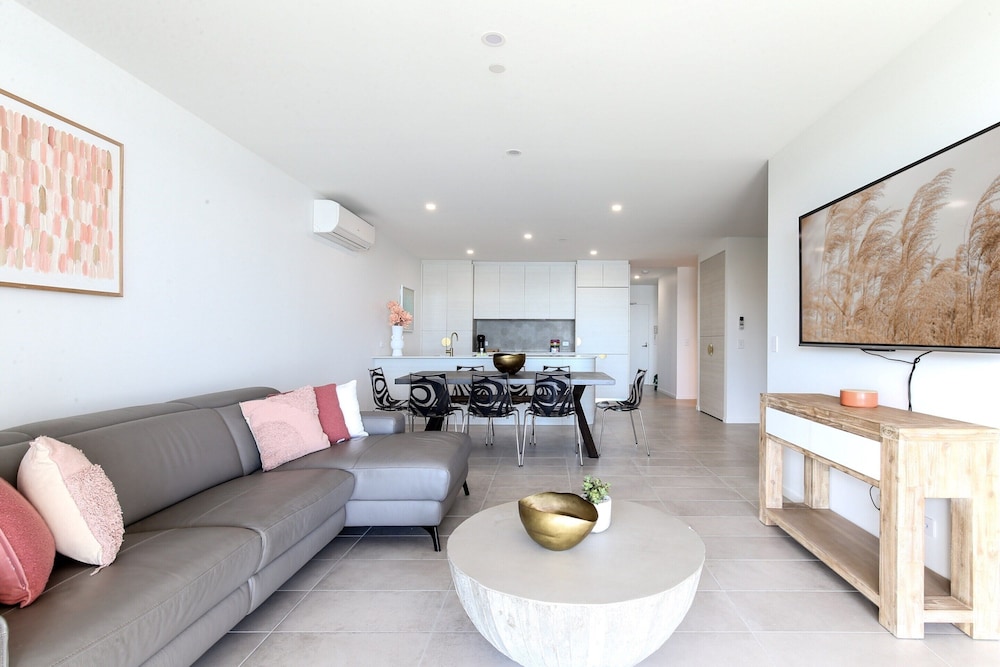 Bayfront Holiday Retreat With Parking