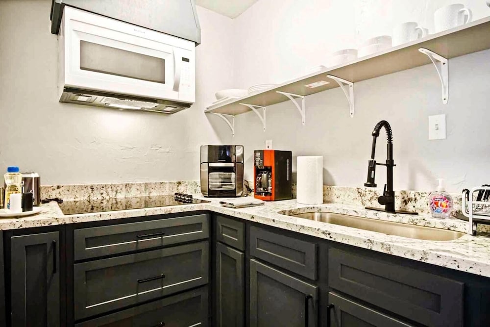 Oklahoma City Vacations - 3-story 6-bedroom 4 Bathrooms 3min-asian Dist - Property Image 94