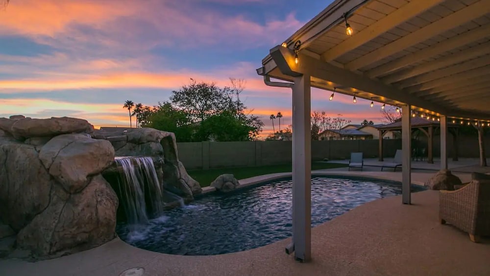 Relaxing 4 Bdrm Retreat in the Heart of Scottsdale