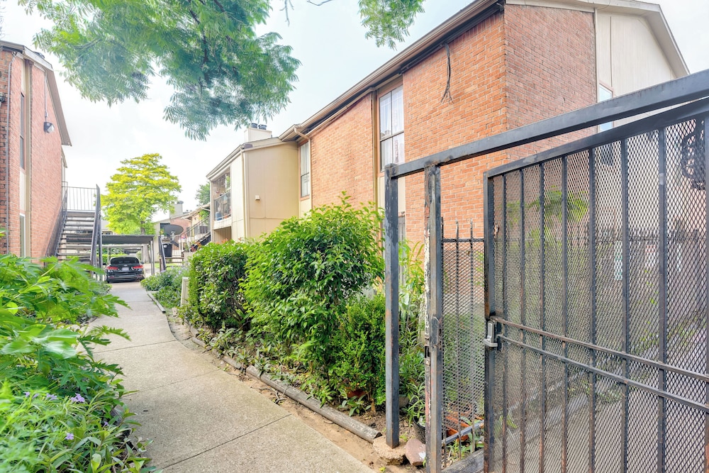 15 Mi to Dtwn Houston: Condo in Gated Community