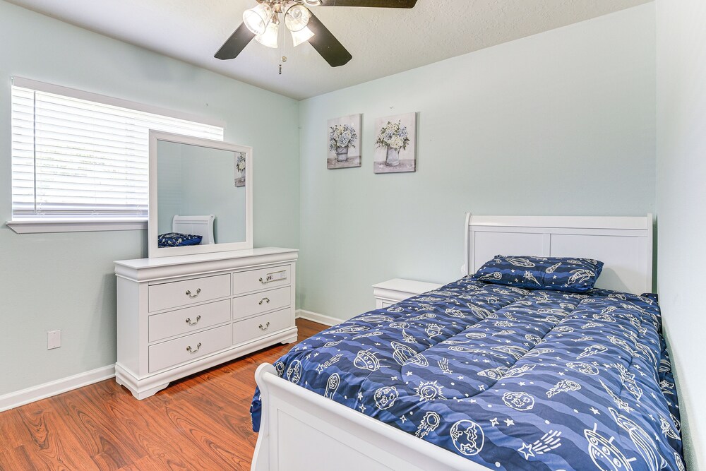 Patio, Fire Pit & Yard: Family Home in Pearland