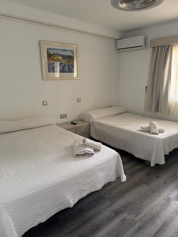 Las Americas 1-bed Apt, Sleeps 5, Pool, Parking