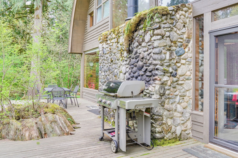 Riverfront Skykomish Cabin w/ Private Hot Tub!