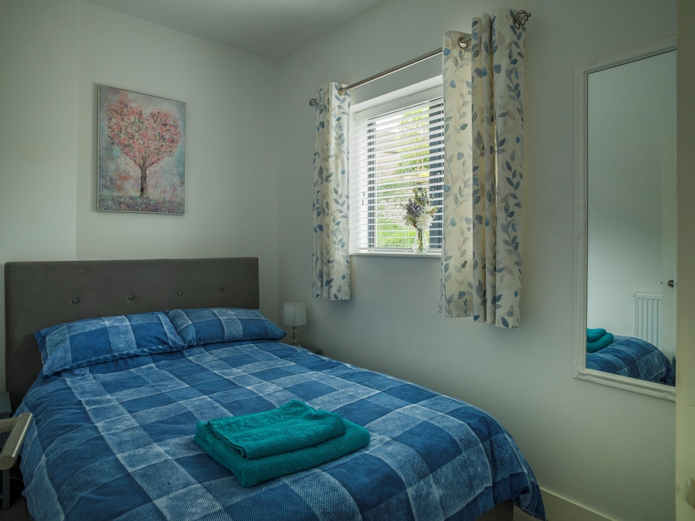 Modern Apartment in the Cotswolds Sleeps 6 view 4