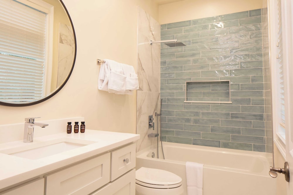 Sleeps 38 2 Homes, Steps to the Beach, Private Pool + Hottub, Game Room, Views