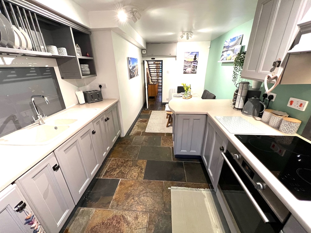 Cottage - Sleeps 4 - Pet Friendly - Terrace