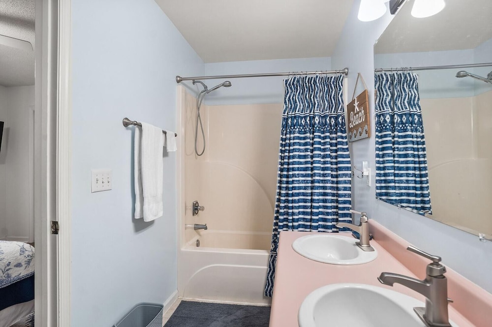Beautifully Updated, Dog Friendly 4-bed, 4-bath Home Near Beach