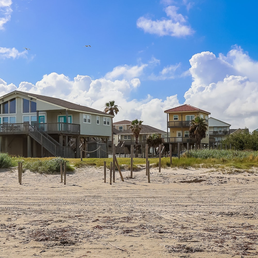 2nd Row Beach Home Ocean Views Old School Vibes - 1 min Walk to Sunny Beach view 3