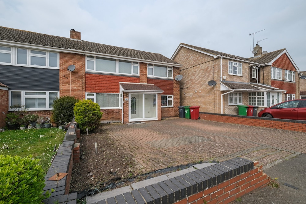 Elegant 5 Bed Home with Garden- Slough