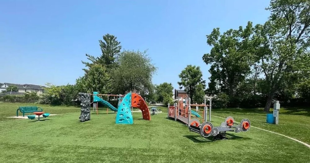 Bentley Commons Fallsview Towns