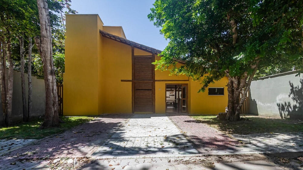 Casa Pet-friendly em Cond com Piscina e 5 Su tes