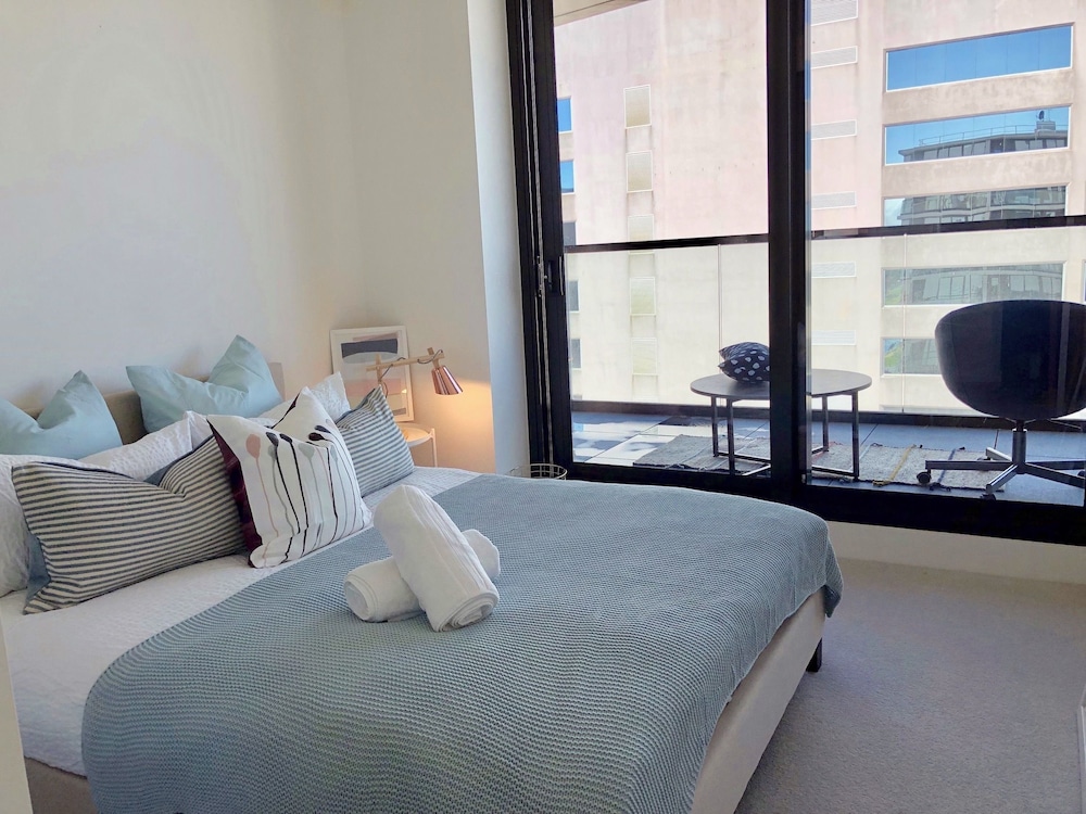 Deluxe and Brand New Lakeside Apartment