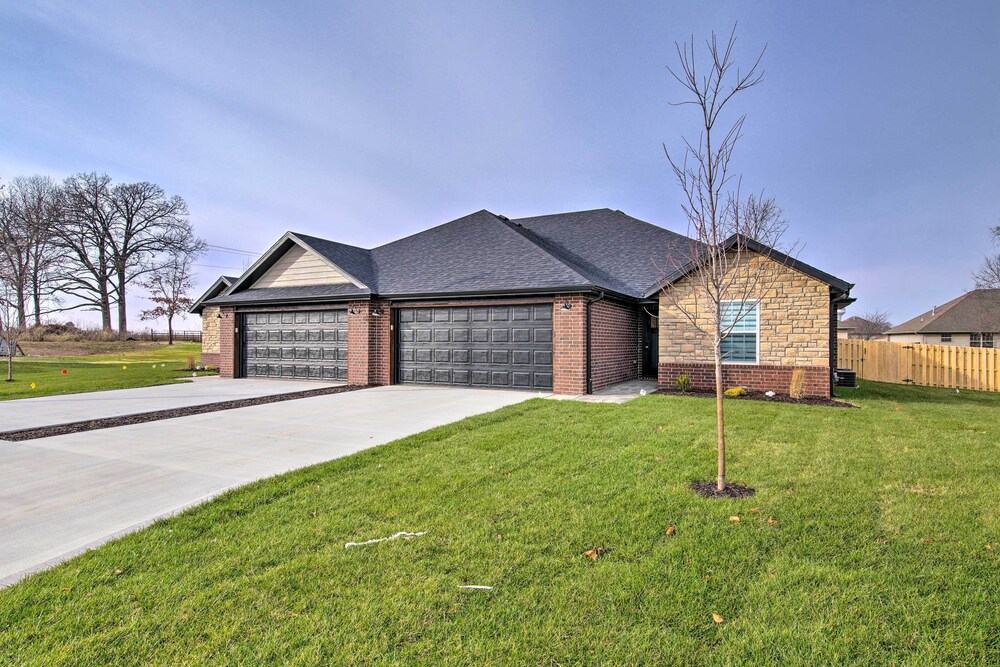 Charming Ozark Abode w/ Yard & Pool Access