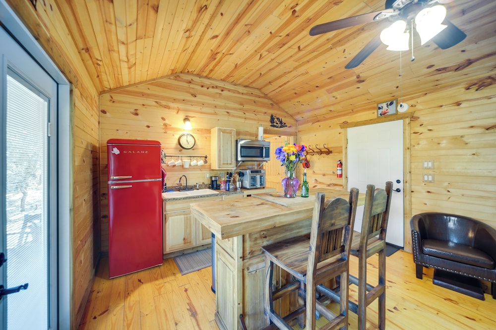 11 Mi to LBJ State Park - Couples Cabin Retreat!