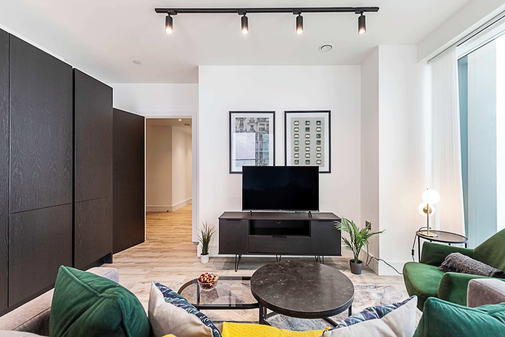 Bright North Acton Flat With City View
