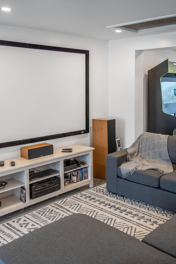 Marina Main - Heated Pool Sauna Games Room Movie Theatre
