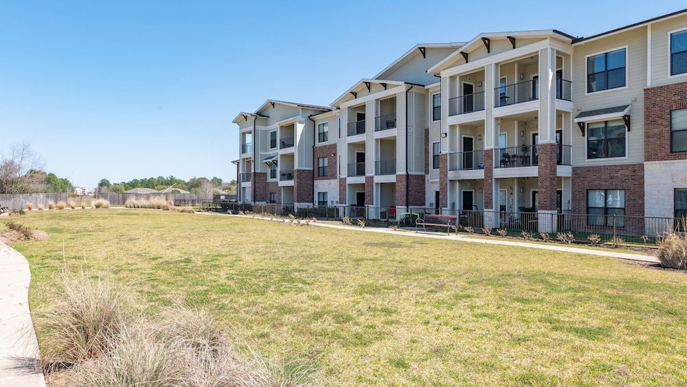 Landing Apartments - Grand Harbor