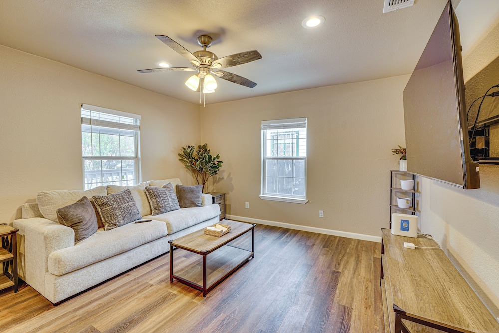 < 1 Mi to Frost Bank Center: Home w/ Deck + Grill!