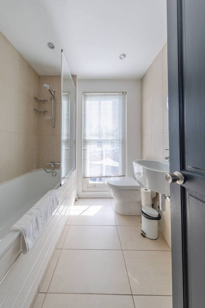 Stylish 2 Bedroom Home in Islington With Garden