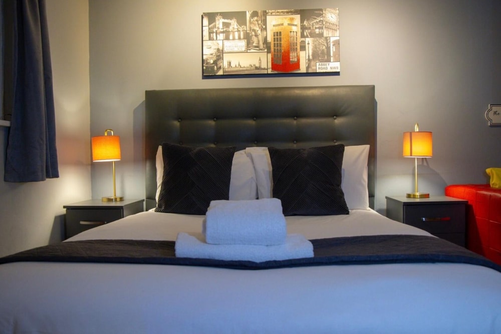 Living Large 5BR Home - Parking - Ideal for Groups
