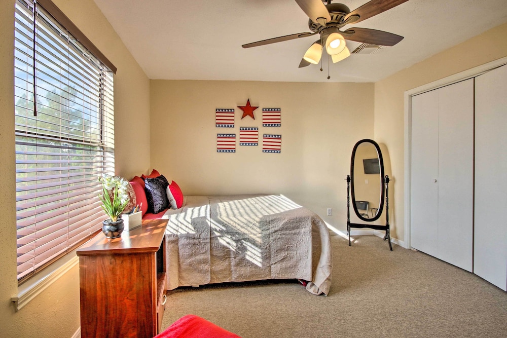 Quiet Rental w/ Balcony: 14 Mi to Downtown Houston view 4
