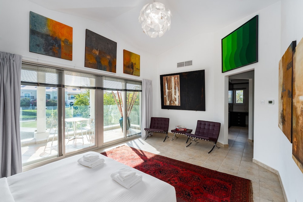 Artsy 4BR DIP Villa w Community Pool Gym