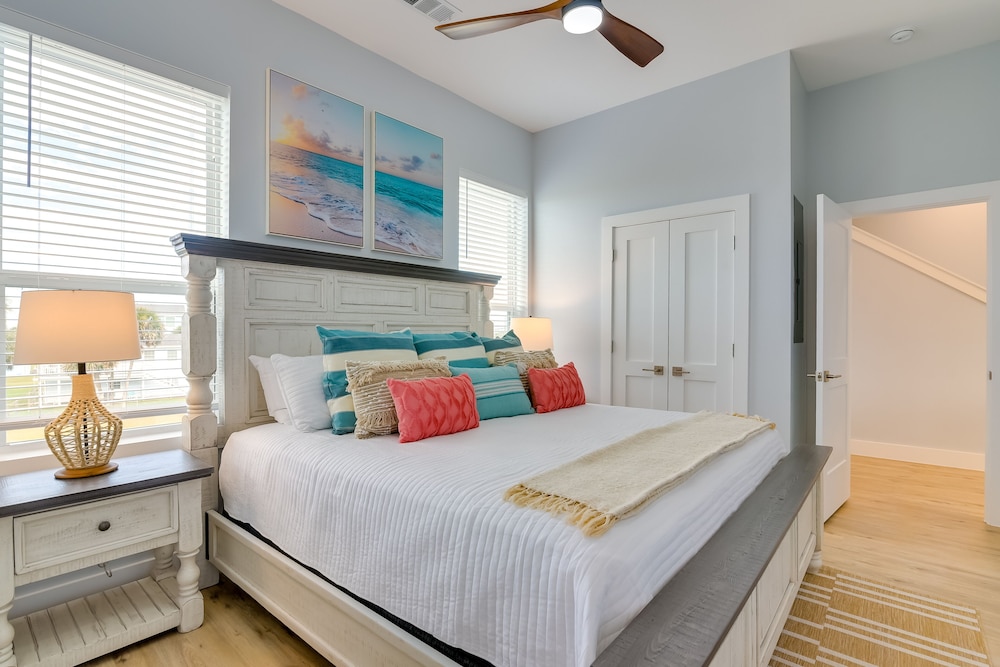 Steps to Beach: Vibrant House in Galveston!