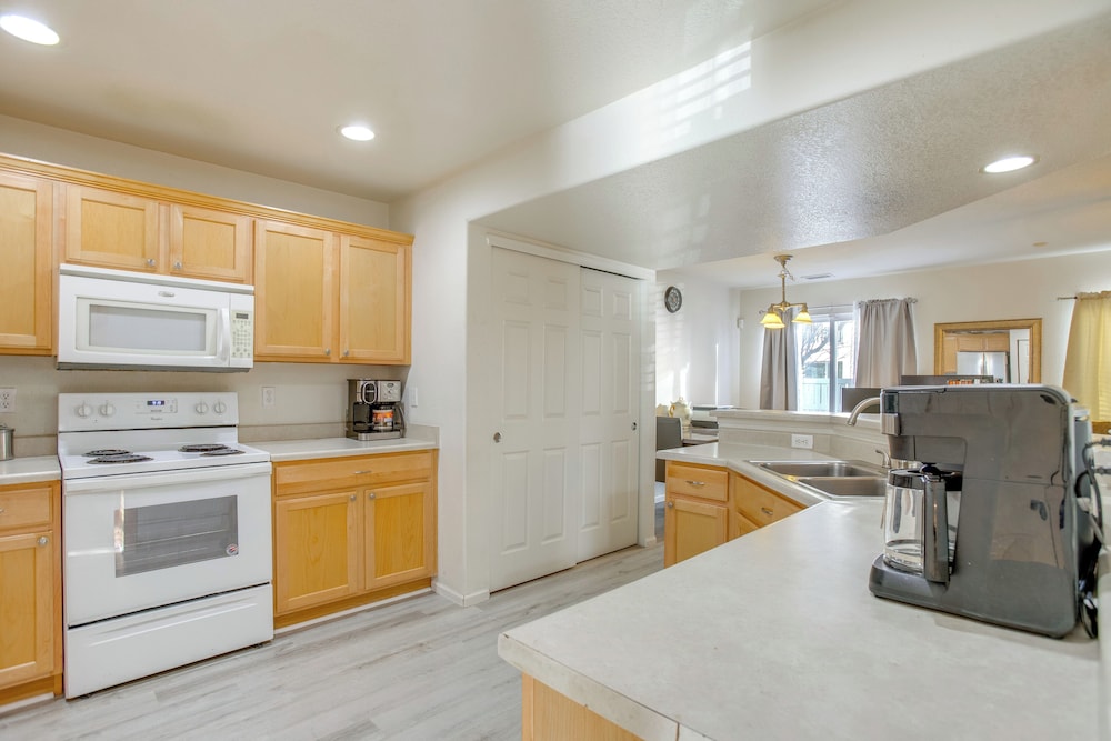 16 Mi to Dtwn Denver: Cozy Townhome w/ Patio!