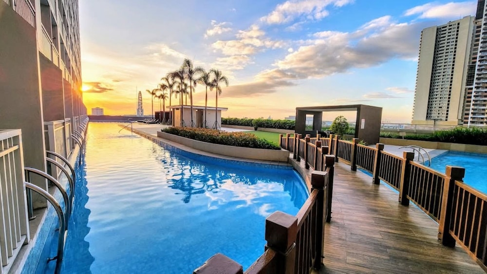 Breeze Residences Condos