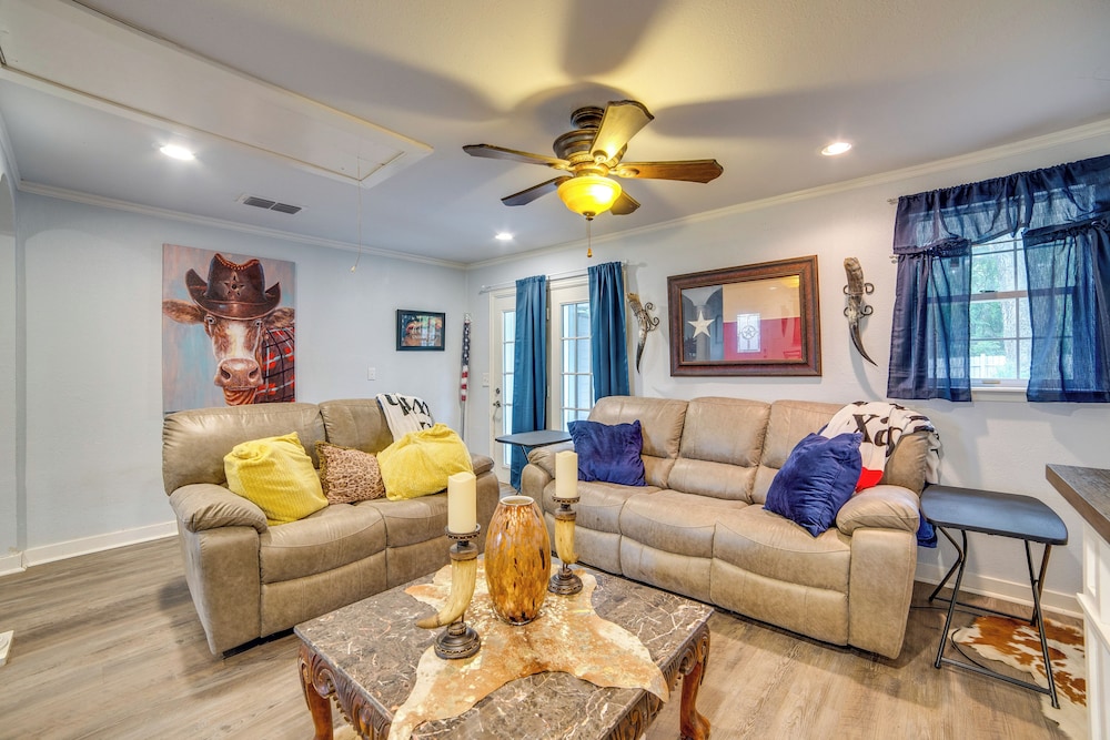 7 Mi to Lake Fork: Cottage w/ Deck in Quitman