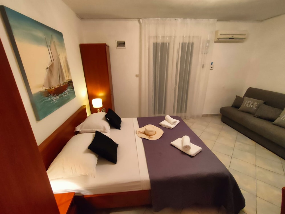 A2 Beachfront apt With big Terrace and sea View view 4