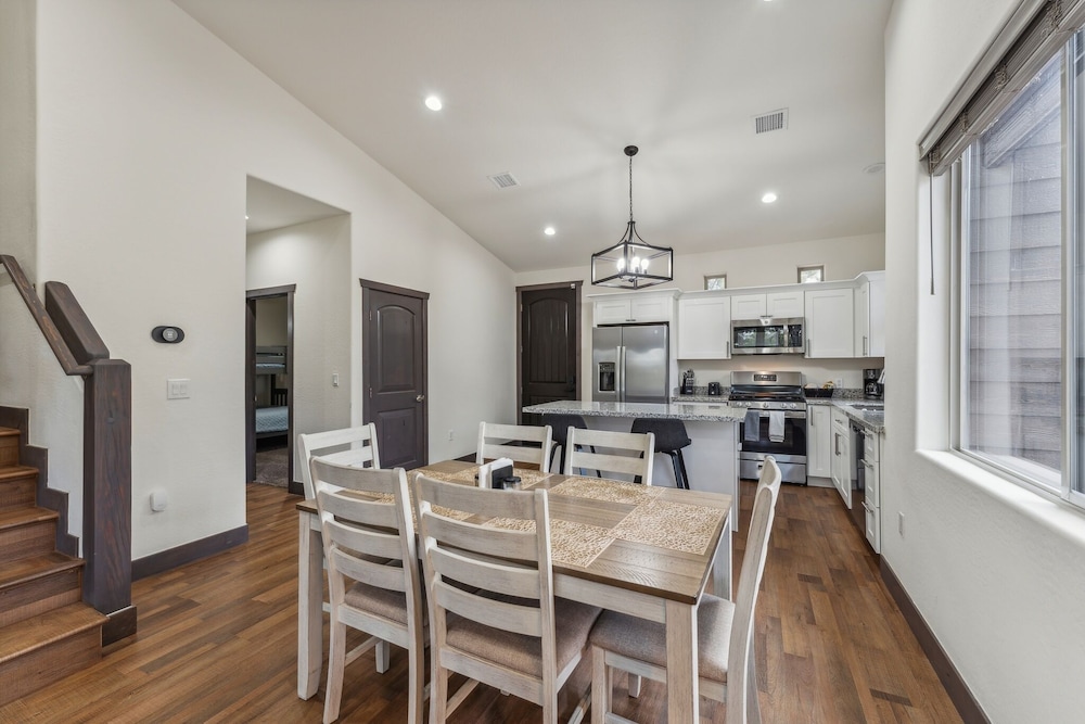 Scenic Golf Retreat With Modern Comforts & Fireplace 4 Bedroom Townhouse