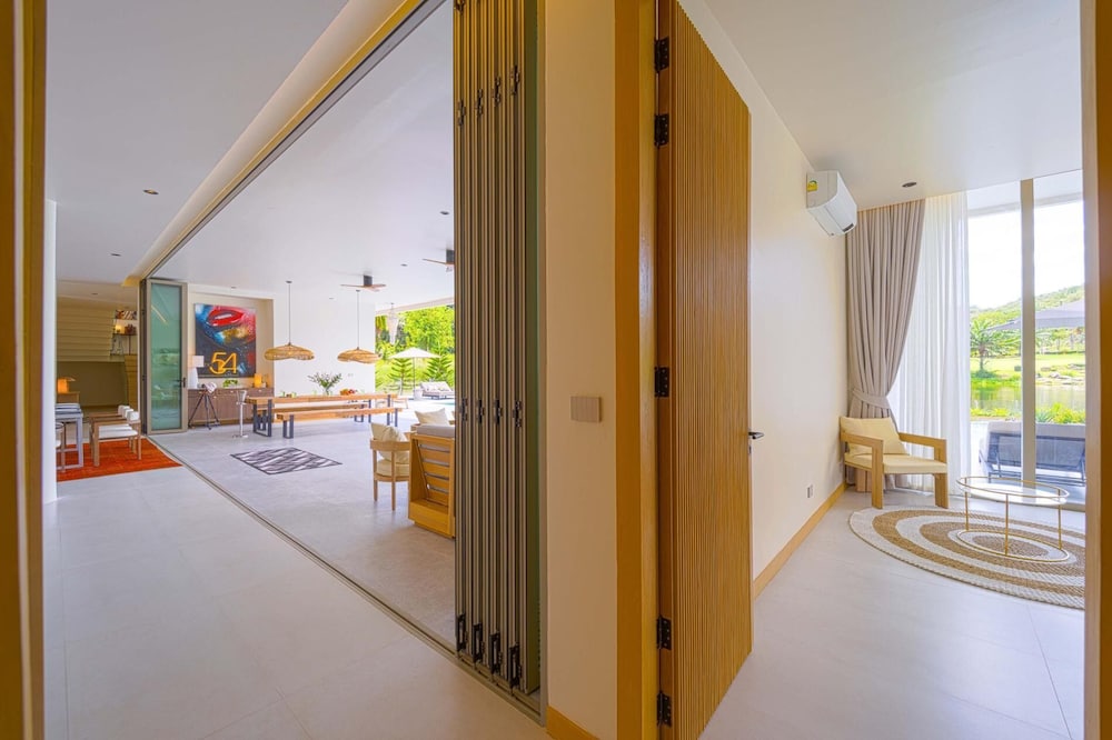 Ultra-Modern 6-Bedroom in GolfCourse PH6