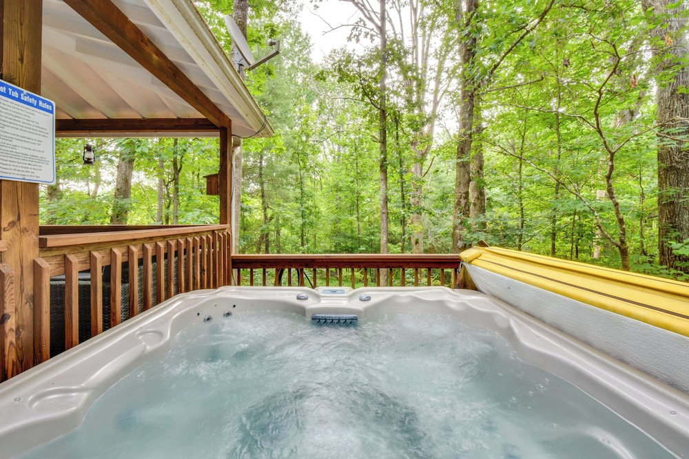 6 Miles to Helen: Cabin w/ Hot Tub & Views!