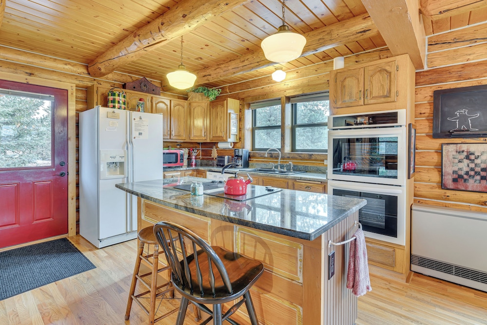 18 Mi to Royal Gorge: Peaceful Mtn Cabin w/ Porch!