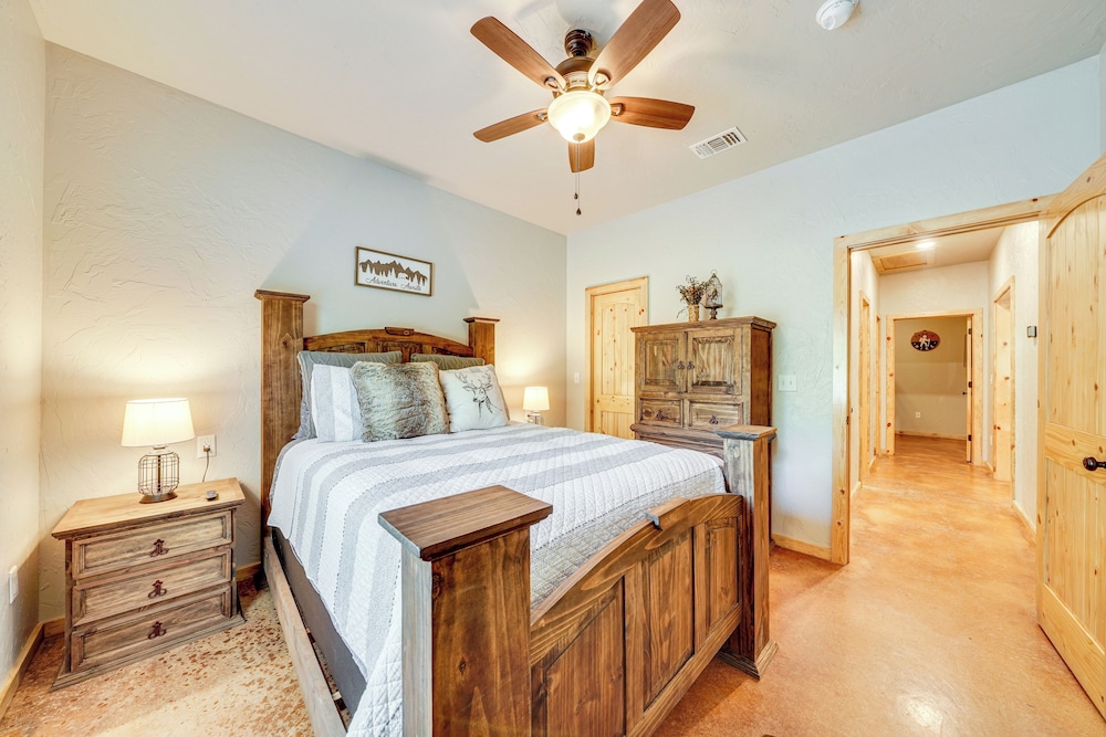 Walk to Restaurants: Hot Tub Haven in Broken Bow!