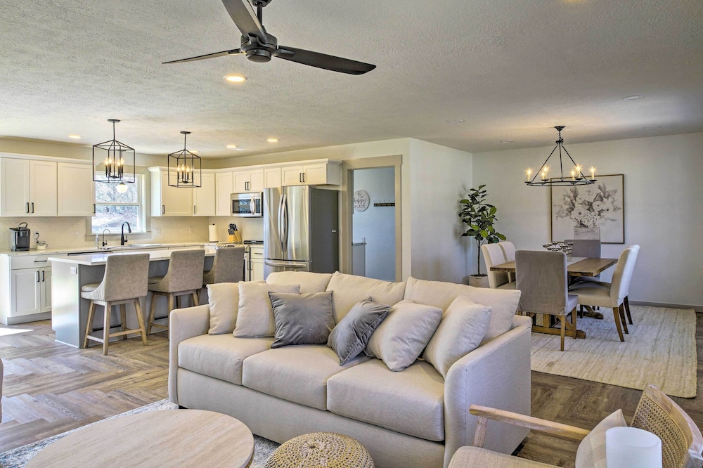 Springfield Vacations - Retreat w/ Deck  9 Mi to Downtown Springfield - Property Image 1