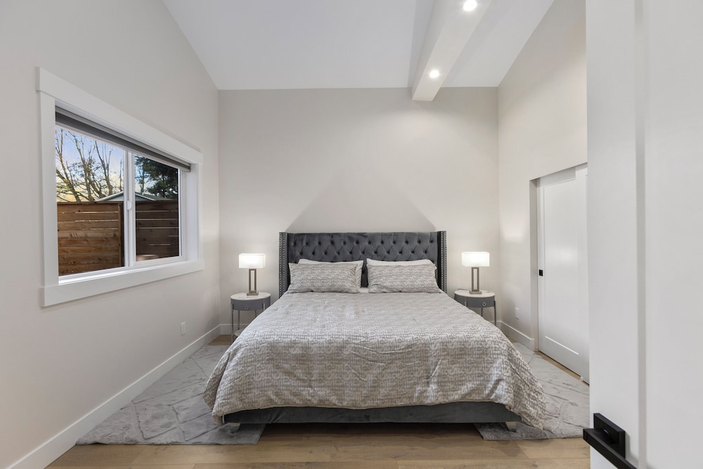 Modern 2-Bedroom Retreat in Seattle view 5