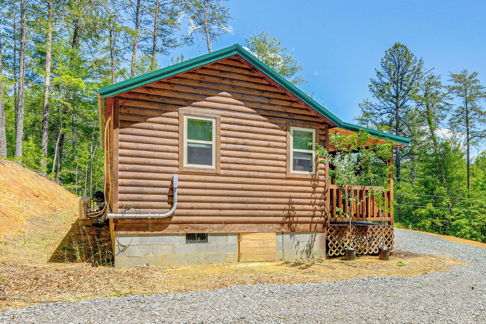 11 Mi to Smoky Mtns: Dog-friendly Sevierville Home