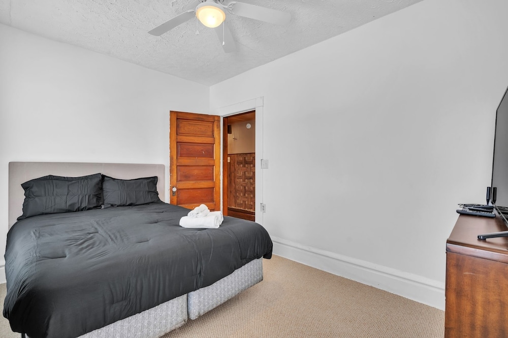 Cozy Renovated 19th Century Home, 5 Min to OSU! 3 Bedroom Home by Paula view 4
